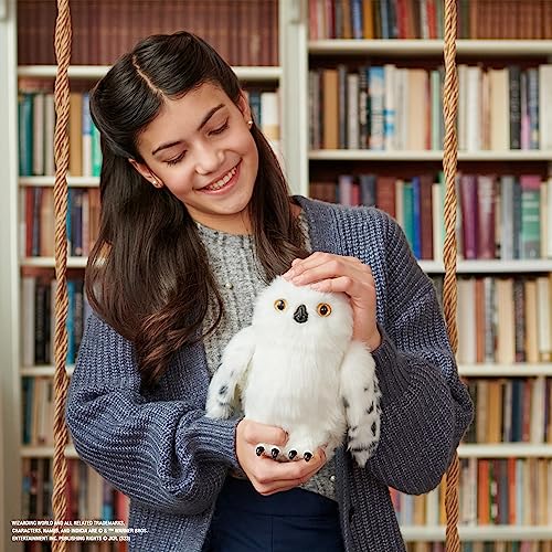Wizarding World, Enchanting Hedwig Interactive Harry Potter Owl with Over 15 Sounds and Movements and Hogwarts Envelope, Kids Toys for Ages 5 and up, 6061829